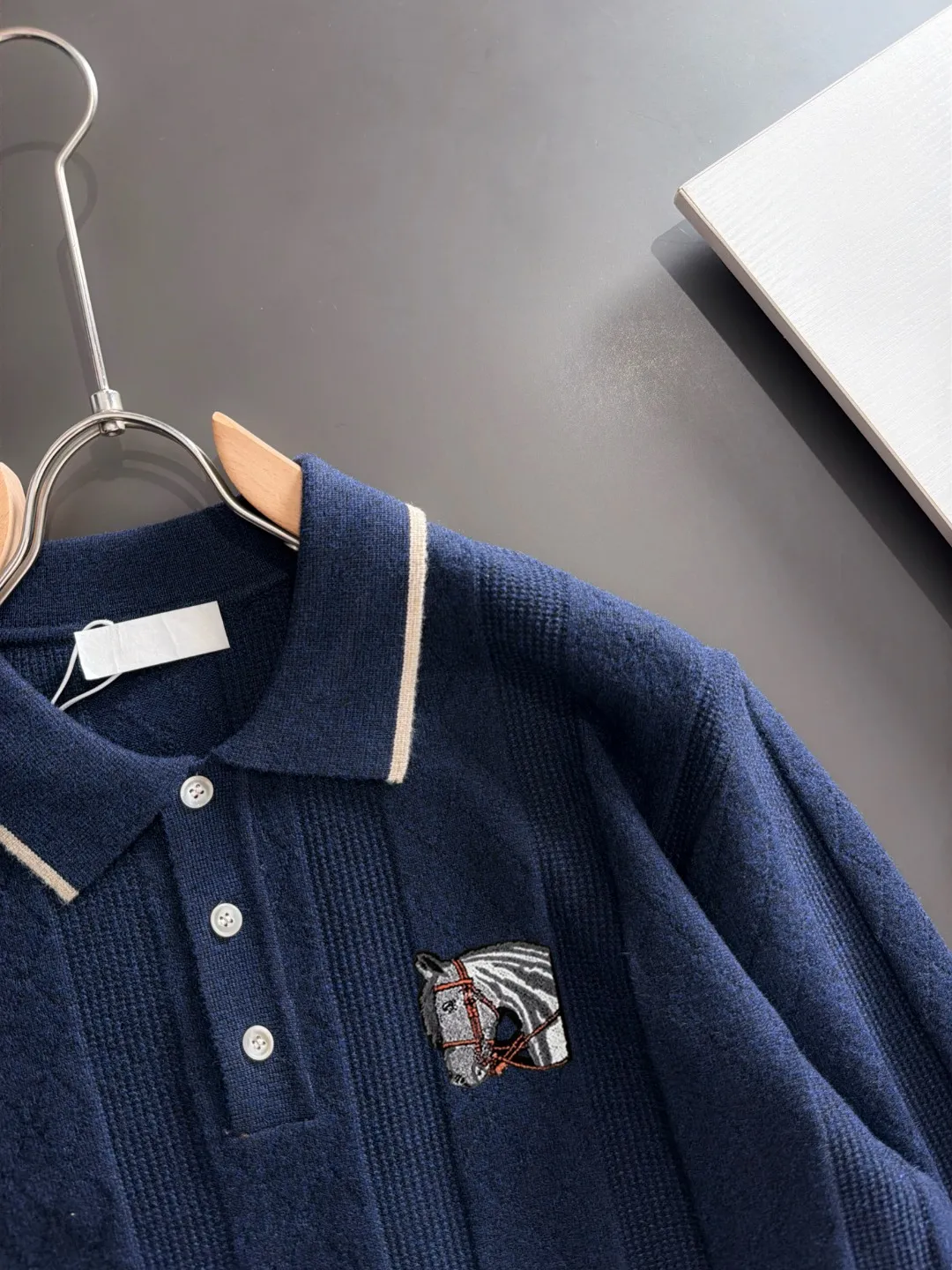 Next day shipment P195 Hermès High Quality 2026 Autumn and Winter latest sweaters from the official website, on sale at the counter at the same time Hot Sale! Specially made of wool blended fabric. It feels comfortable and can be directly in contact with the skin. The logo badge is exquisitely embroidered, which is extremely eye-catching! The details highlight the fashionable charm of big brands. Exquisite workmanship. Three-dimensional cutting style. The wearing effect is invincible and handsome! All three standards are complete! Sizes:M-3XL